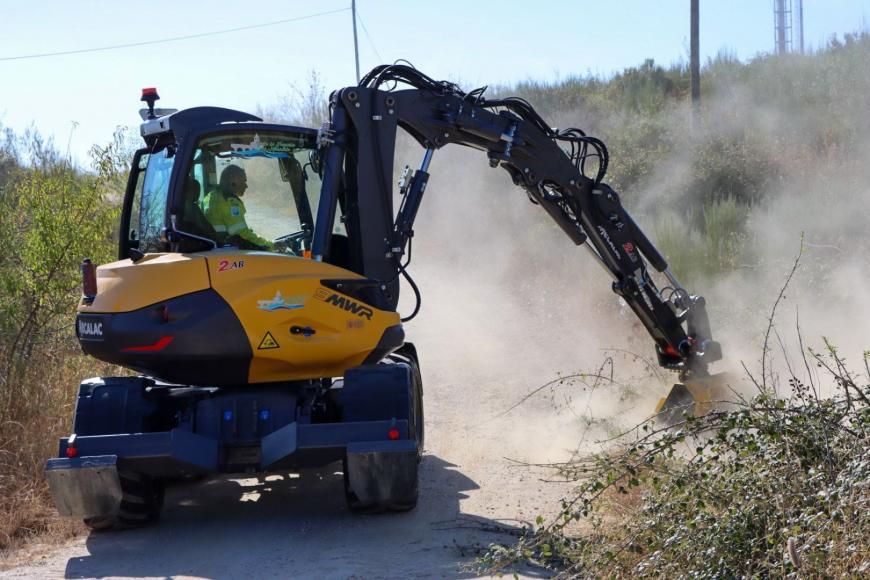 Freguesia de Mirandela adquire máquina escavadora para trabalhos de manutenção de caminhos públicos e apoio às equipas de Sapadores Florestais.